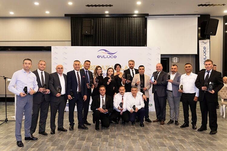 2024 hizmet yılı ödül töreninde plaket alan çalışanlar